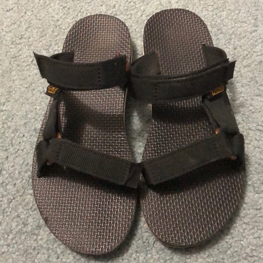 Black Teva sandals size 6